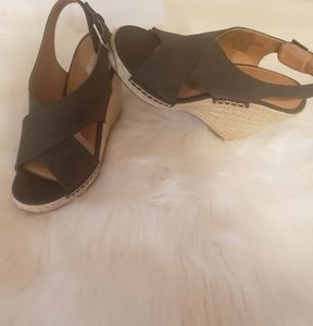 Apt 9 hunter green and beige wedges